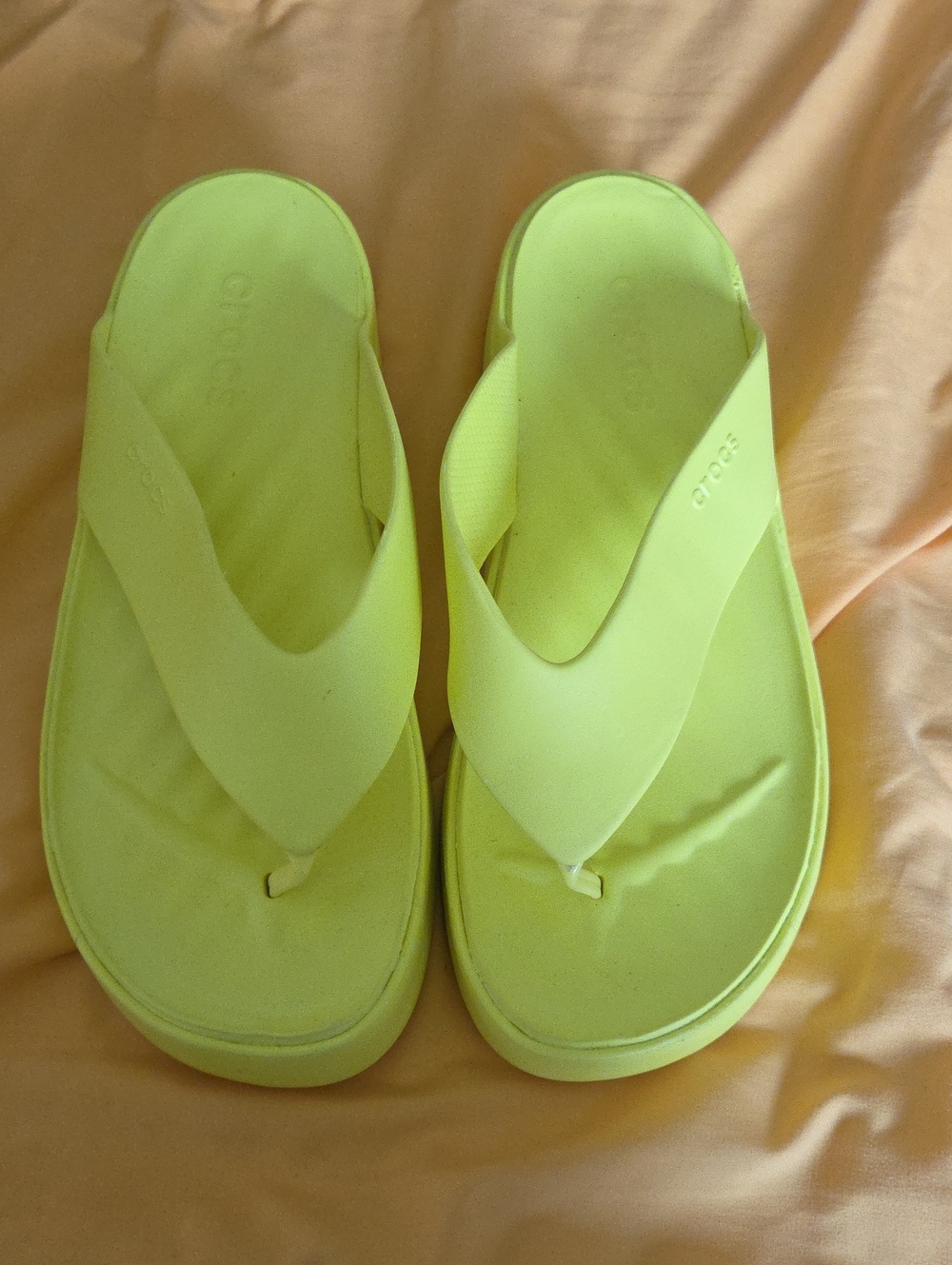 CROCS Women’s Neon Lime Flip Sandals Sz 10